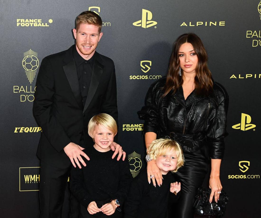 El mediocampista belga del Manchester City, Kevin de Bruyne, y su esposa Michele Lacroix posan a su llegada a la alfombra roja del Balón de Oro.