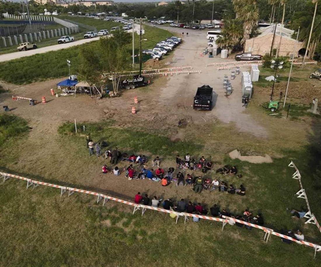 La familia afirmó que a pesar de mostrar pruebas de la cardiopatía de la niña, sus preocupaciones fueron ignoradas por los agentes. Álvarez relató que un guardia le dijo que los síntomas de su hija eran normales y que solo necesitaba agua. La madre nunca imaginó que su hija moriría en detención.