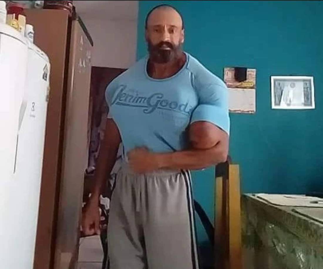 “Eran como las 6 de la mañana, más o menos. Llegó arrastrándose por la casa trasera y llegó al frente. Luego tocó la ventana de mi madre, tocó, tocó, luego ella se despertó y dijo: ‘Ayúdame, ayúdame porque me estoy muriendo’”, contó un familiar del “Hulk brasileño” en declaraciones al portal Globo News.