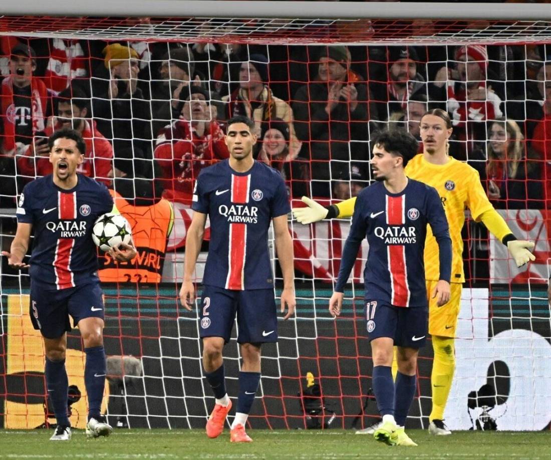 La cara que le quedó a Marquinhos, Achraf Hakimi y Vitinha tras el gol del Bayern. El PSG se complicó más la vida con esta derrota en la Champions League.