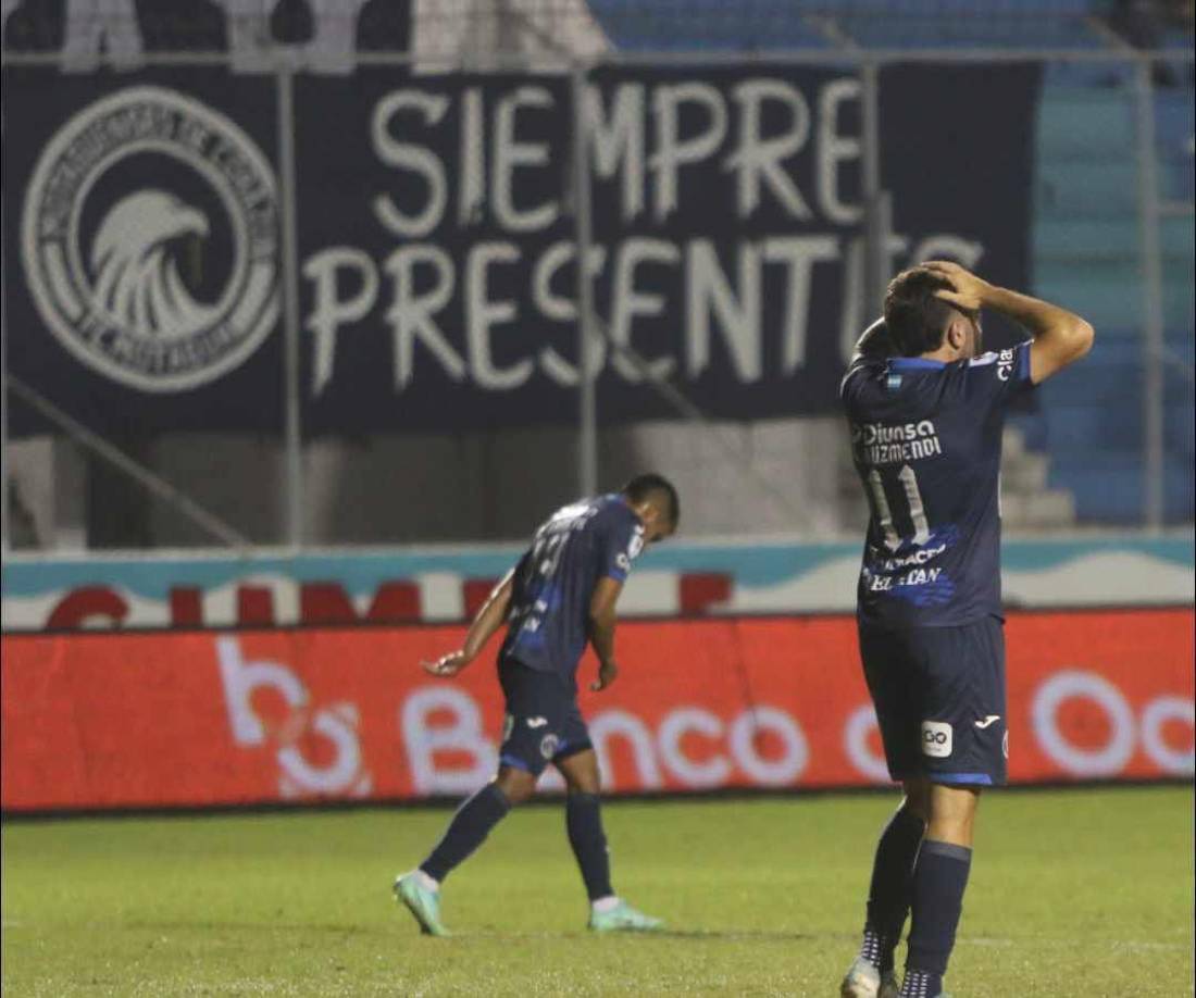 La polémica se apoderó del partido en el 56’. Zapatilla Mejía metió la pelota tras una asistencia de Auzmendi. sin embargo, el abanderado Cristian Ramírez señaló fuera de juego, pero César Oseguera, defensor aceitero habilitó al ariete motagüense.