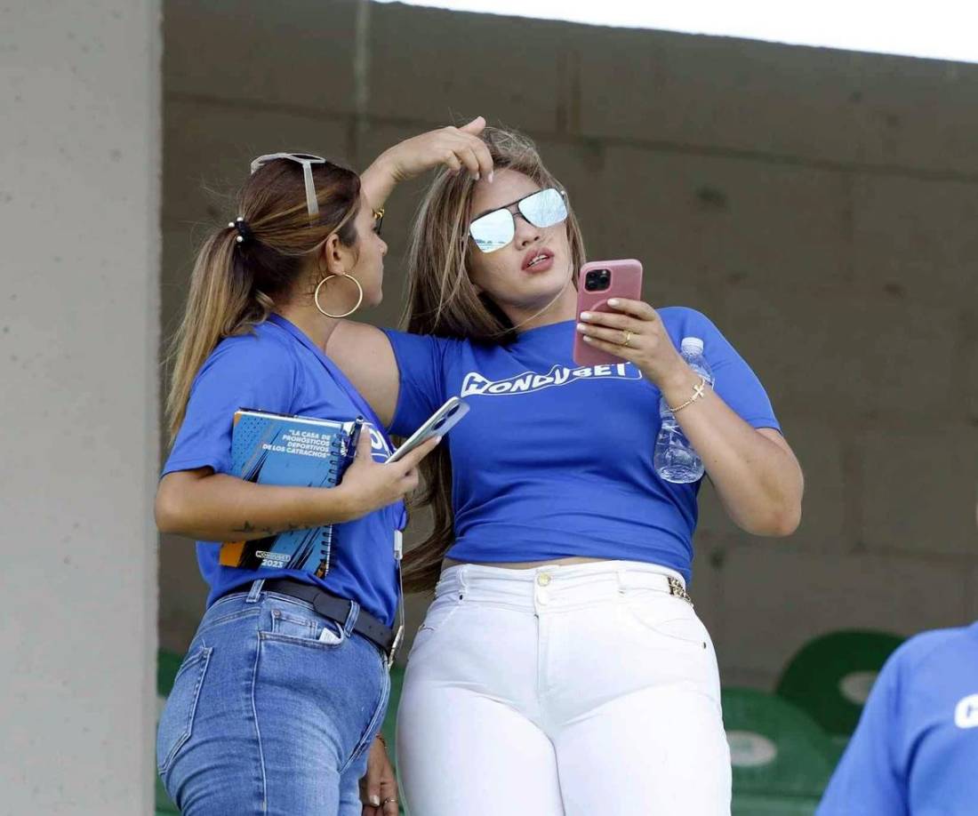 Las chicas que adornaron el derbi Marathón-Real España en el Yankel
