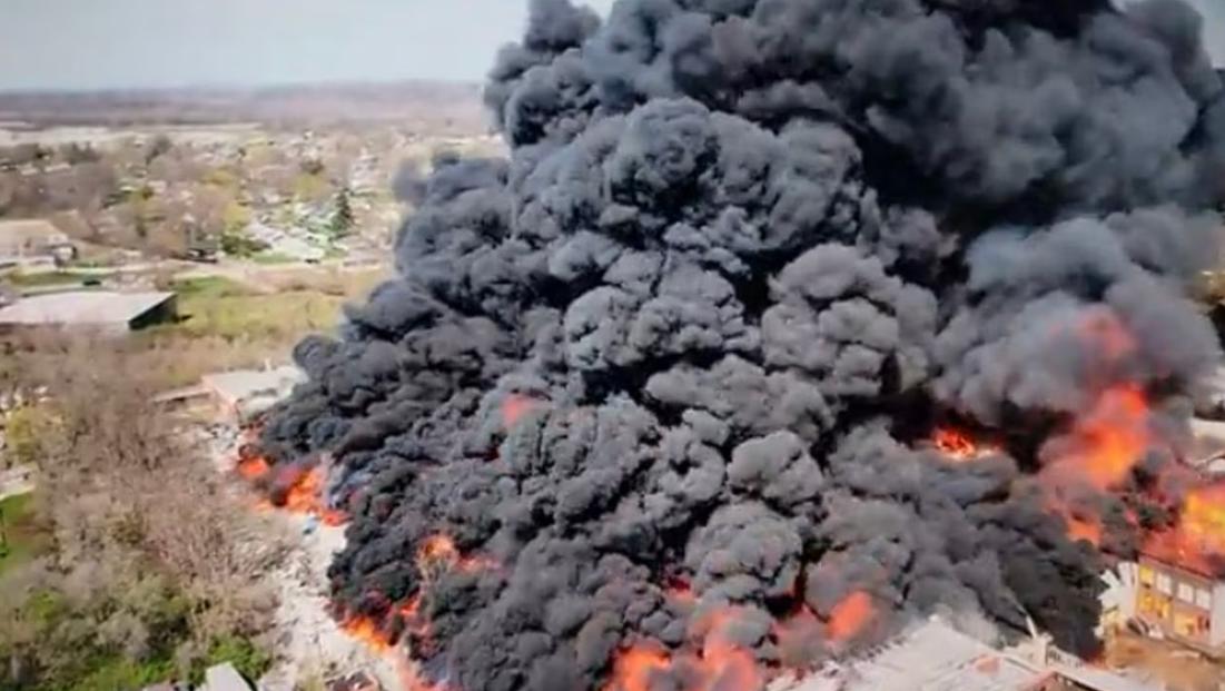 Un incendio en una planta provoca una nube tóxica y 2.000 evacuados en EE.UU.