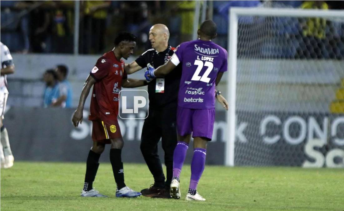 Al final del partido, Fabián Coito tuvo un gran detalle y se acercó a saludar a los jugadores del Real España. Dirigió a algunos en la Selección de Honduras.