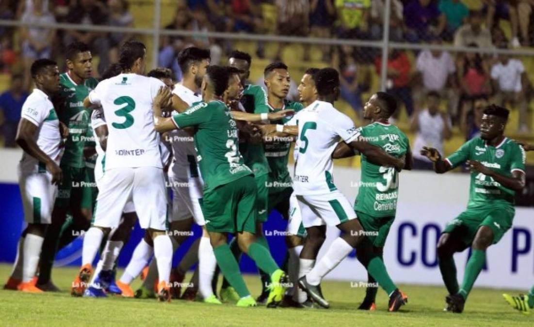 Jugadores de Marathón y Platense protagonizaron un zafarrancho en el segundo tiempo del partido.