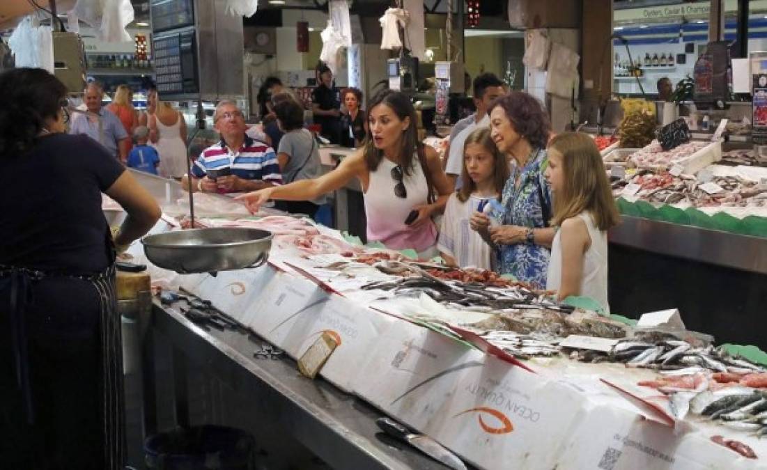 La reina Letizia,la reina Sofía, la princesa Leonor y la infanta Sofía pasearon este martes por el mercado del Olivar, en Palma de Mallorca, donde fueron vistas en una pescadería, escogiendo pescado.<br/>