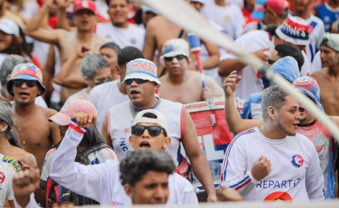 Lindas chicas y show de la Ultra Fiel: el ambiente del Olimpia-Marathón