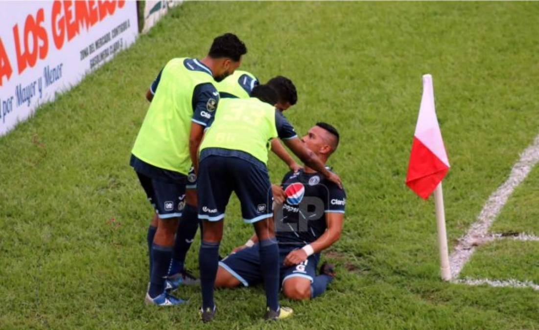 Marvo Tulio Vega es felicitado por su gol.