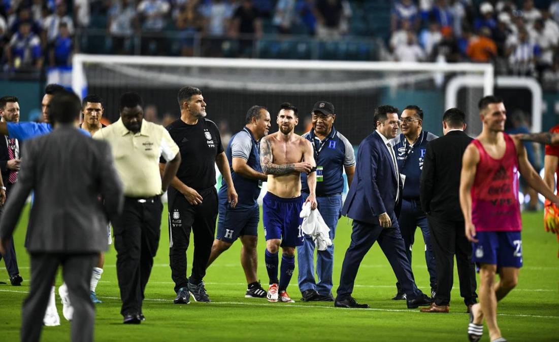 Leo Messi se llevó la camiseta de Héctor Castellanos al final del partido.