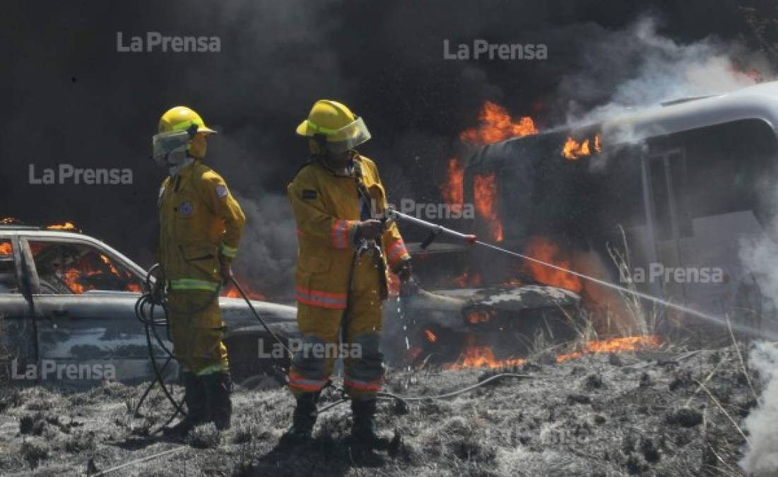 Algunos dueños de los vehículos llegaron a la zona del incendio para conocer el estado de sus autos, sin embargo, les fue imposible ingresar por el riesgo del fuego.