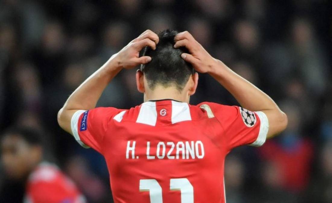 El mexicano Hirving 'Chucky' Lozano, del PSV, se lamenta tras una ocasión perdida contra el Barcelona.