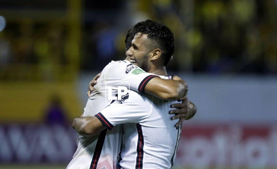 Alex López felicitó a Celso Borges luego del tremendo golazo que hizo.