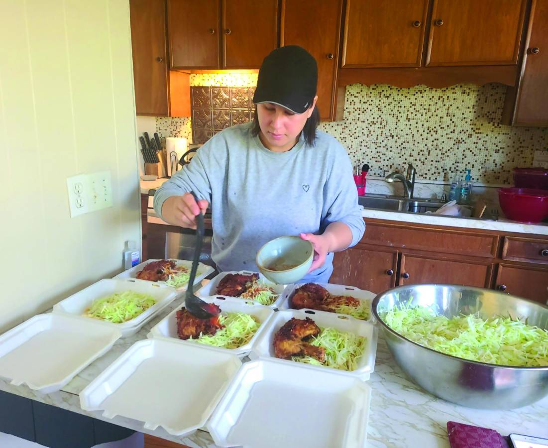 Joven prepara pollos para la venta de recaudación en Pensilvania.