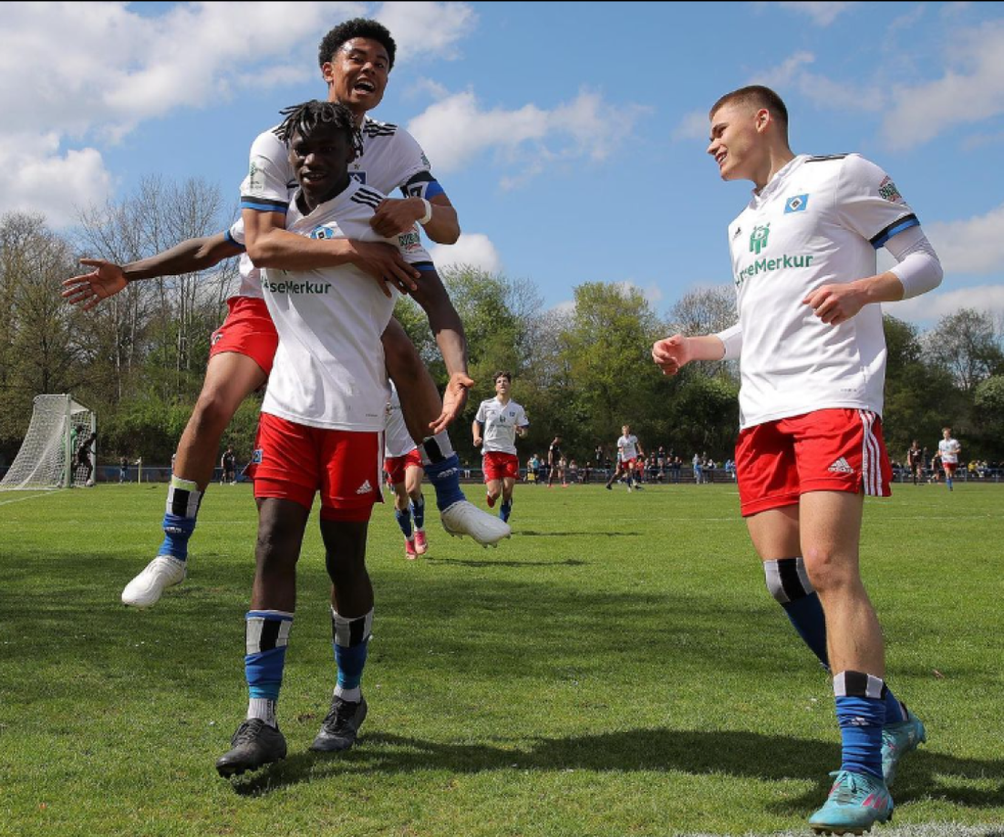 “La oferta de Borussia Dortmund no debería haber sido más lucrativa financieramente. Pero, según los informes, el Dortmund pudo mostrarle al talento la mejor perspectiva deportiva”, añadieron.