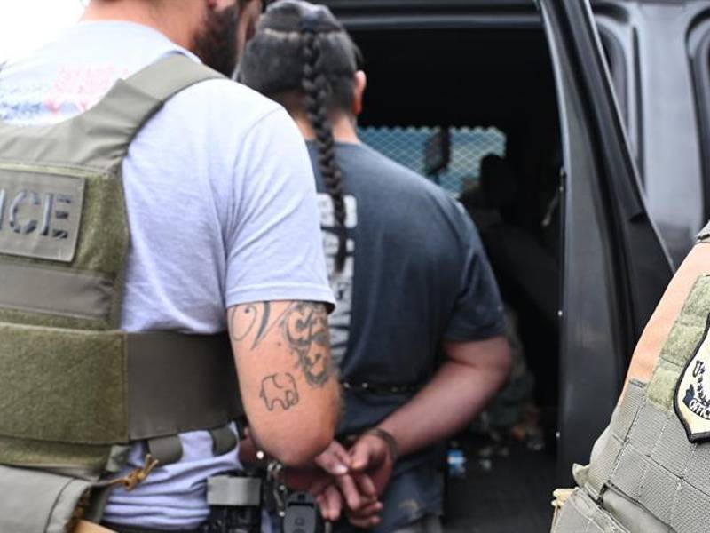 Dos agentes de ICE arrestan a una persona en Denver, Colorado (EEUU).