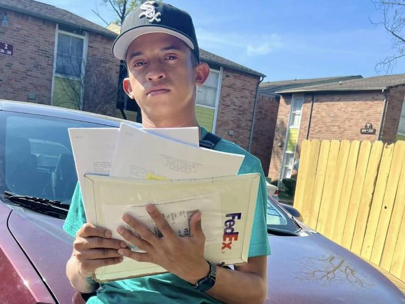 Rude Boy muestra algunos documentos. El artista hondureño expresó su alegría en redes sociales.