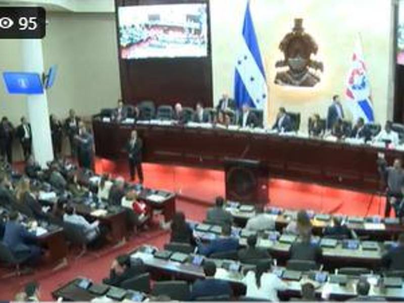 La sesión del Congreso inició a las 5:45 pm