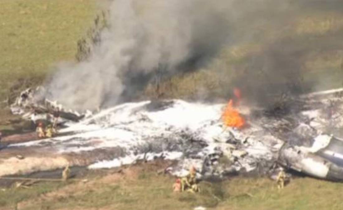 Imágenes aéreas del lugar del siniestro mostraron que el avión chárter quedo completamente destruido tras desplomarse en las cercanías al aeropuerto ejecutivo de Houston.