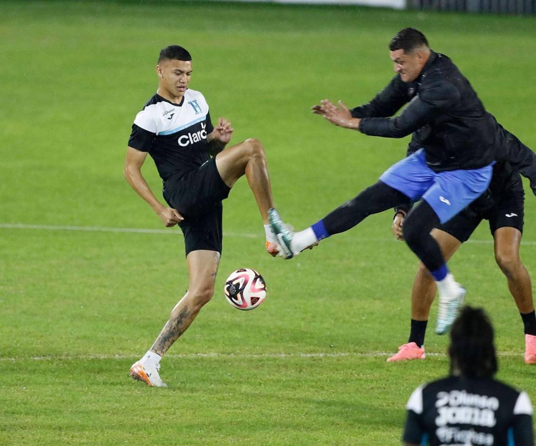 Kervin Arriaga, quien estaba suspendido en el primer juego por acumulación de tarjetas amarillas, entrena a todo vapor y todo indica que será titular el martes.