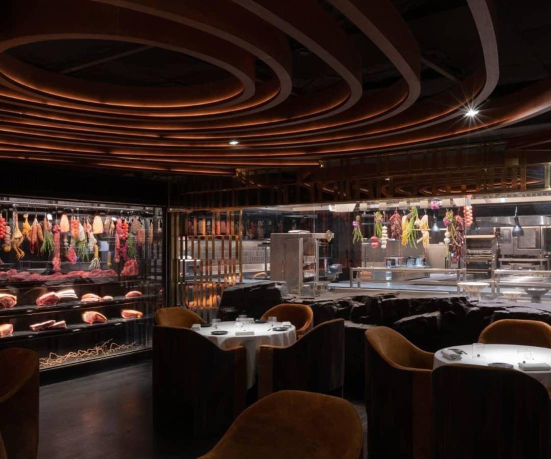 El restaurante Leña se encuentra en el interior del hotel Hyatt Regency, a poco más de un kilómetro del estadio Santiago Bernabéu, casa del Real Madrid.