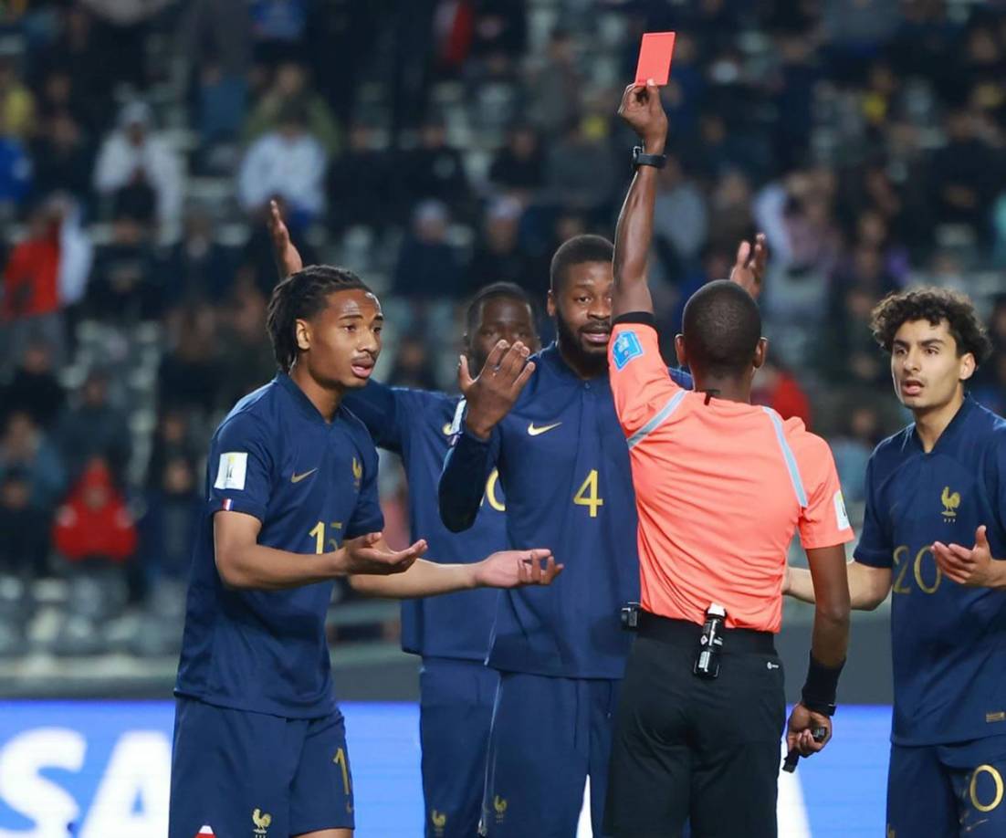 El árbitro le mostró la tarjeta roja al defensa francés Ousmane Camara por una falta contra Daniel Carter Bodden al ser último hombre.