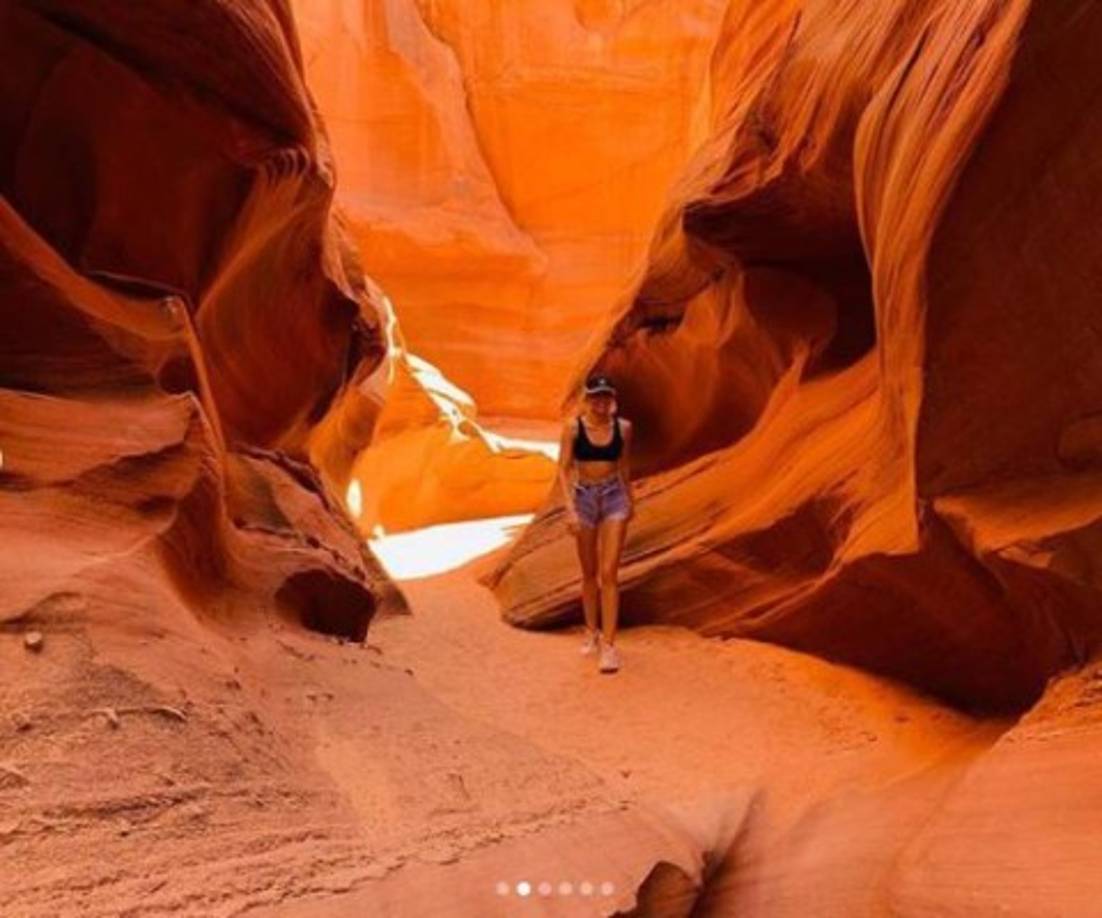 La cantante se mostró con un top negro, una gorra y un mini shorts de mezclilla.