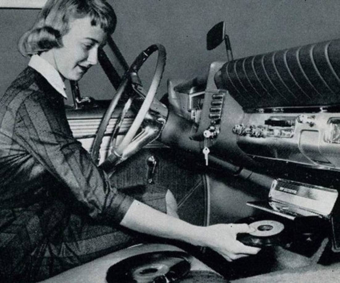 Hoy en día tenemos el iPod o los reproductores MP3 o MP4, pero hace sesenta años la gente ya escuchaba música en sus autos usando otros dispositivos además de la radio. <br/>Así tenemos el TOCADISCOS PARA CARRO, que permitía escuchar los viejos discos de vinilo mientras se conducía.