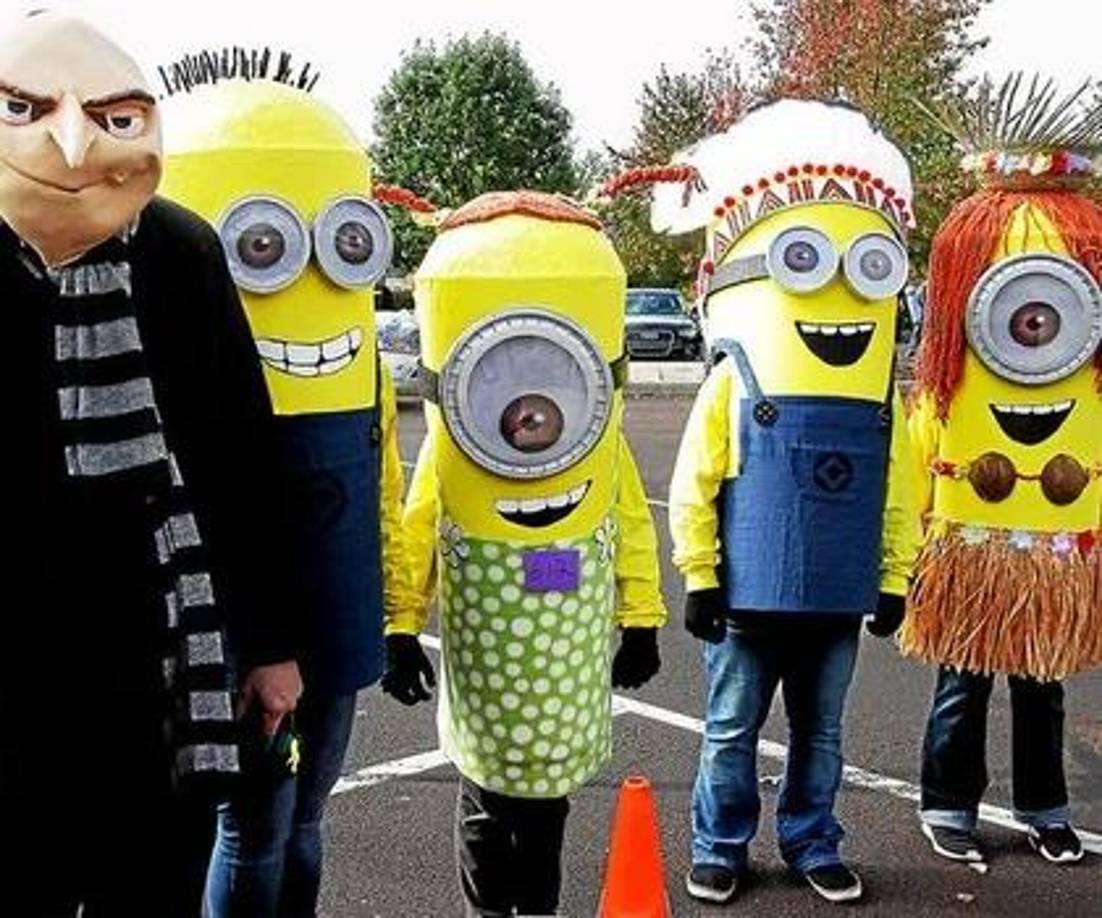 Minion y Gru es otra buena idea que seguramente nadie replicará en la fiesta de disfraces. Incluso los puedes representar de forma tétrica si esa es tu idea. Aquí necesitará mucha imaginación, incluso en YouTube encuentra tutoriales para hacer los trajes.