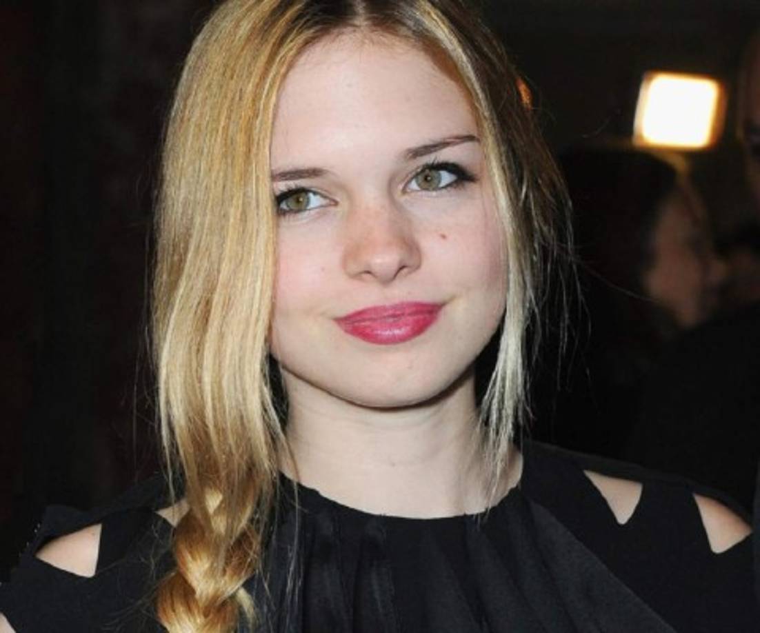 Stella Banderas, de 21 años, es hija de los actores Antonio Banderas y Melanie Griffith, quienes estuvieron casados por 18 años.