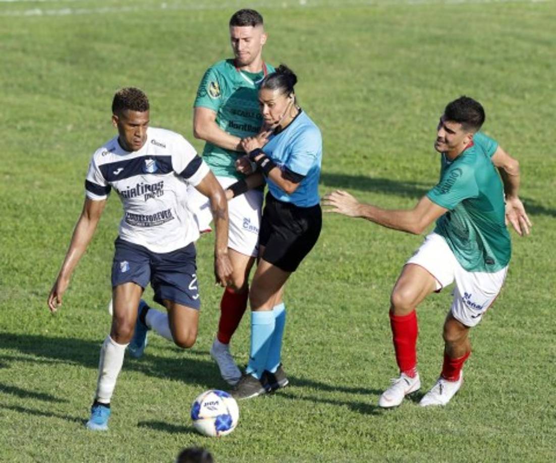 El momento del encontronazo de la árbitro Melissa Pastrana con Esteban Espíndola.