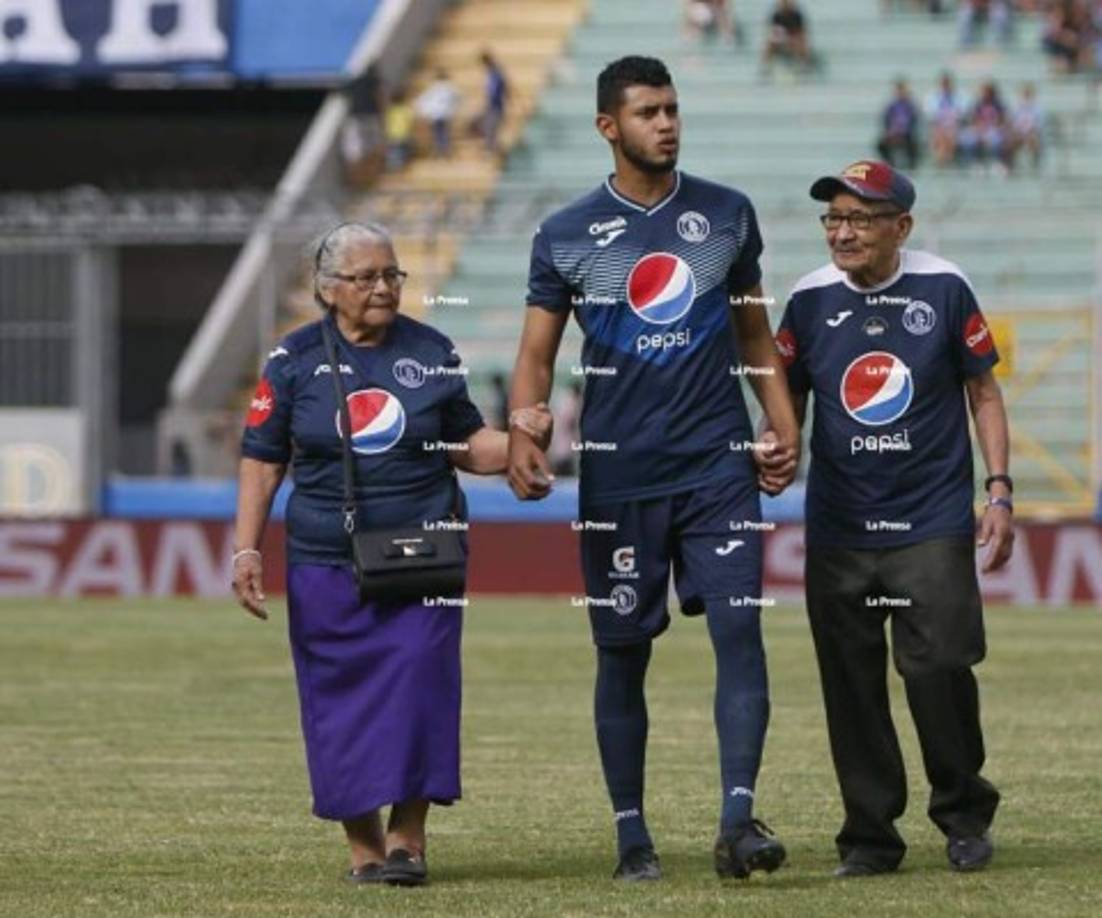 Doña María y don José Ordóñez son los abuelos del Motagua y ellos no faltaron en el primer partido del Apertura 2019. El club azul tuvo el lindo gesto de ingresarlos al césped del estadio Nacional.