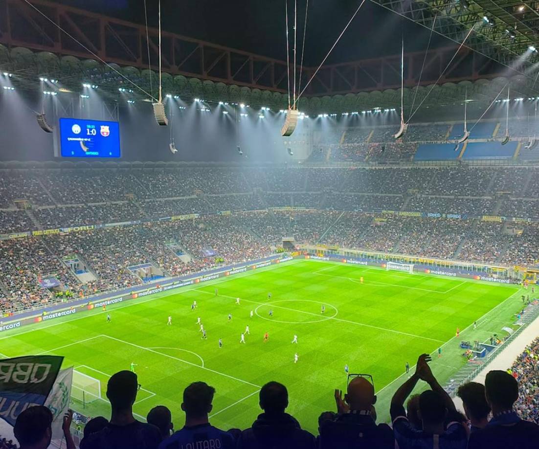 Espectacular imagen del estadio Giuseppe Meazza durante el partido Inter-Barcelona.
