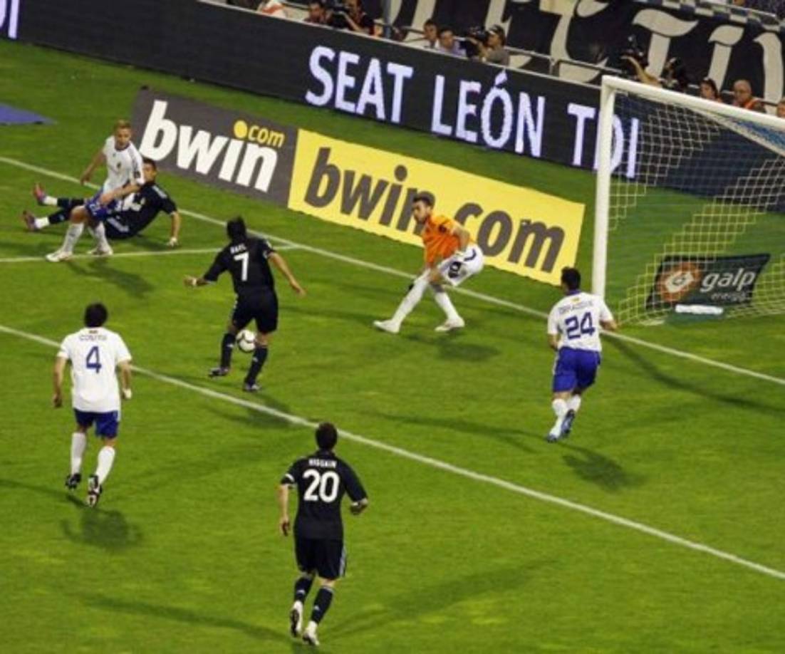 Lo último que hizo, marcar un gol. Raúl se marchó de La Romareda, después de marcar un gol, cojo, lesionado. Era Raúl en estado puro.