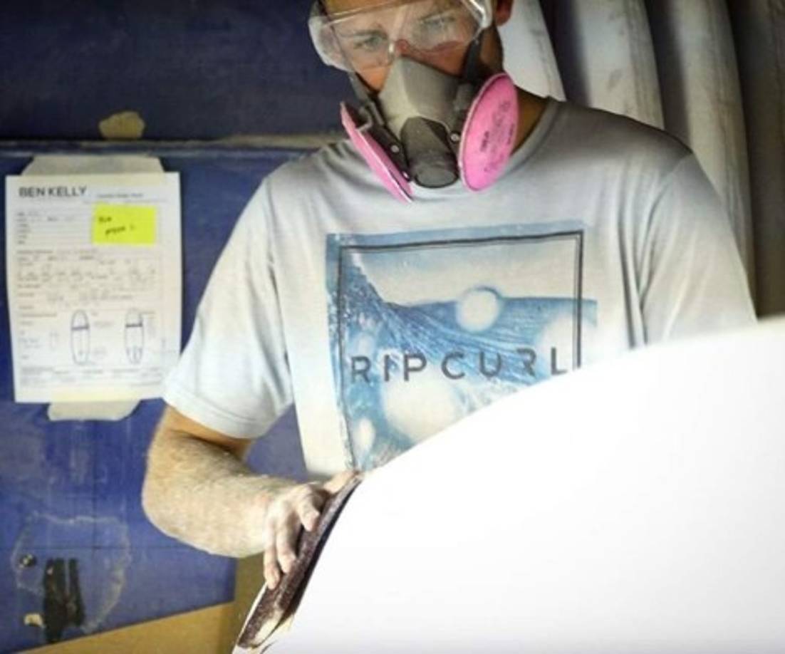 Kelly, un amante del surf, también se dedicaba a hacer tablas y las vendía en su tienda Ben Kelly Surfboards.