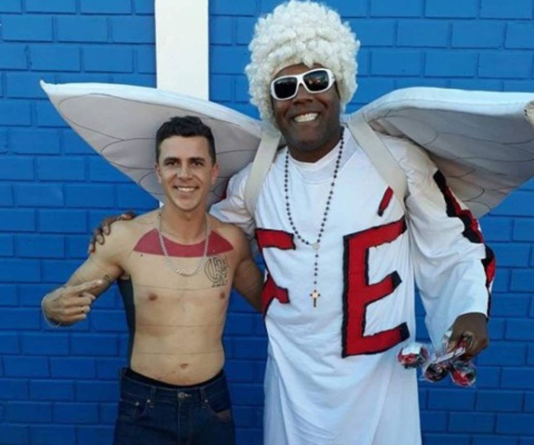 Esta imagen muestra la línea horizontal roja y el logo del Flamengo que primeramente empezó a tatuarse Dos Anjos.