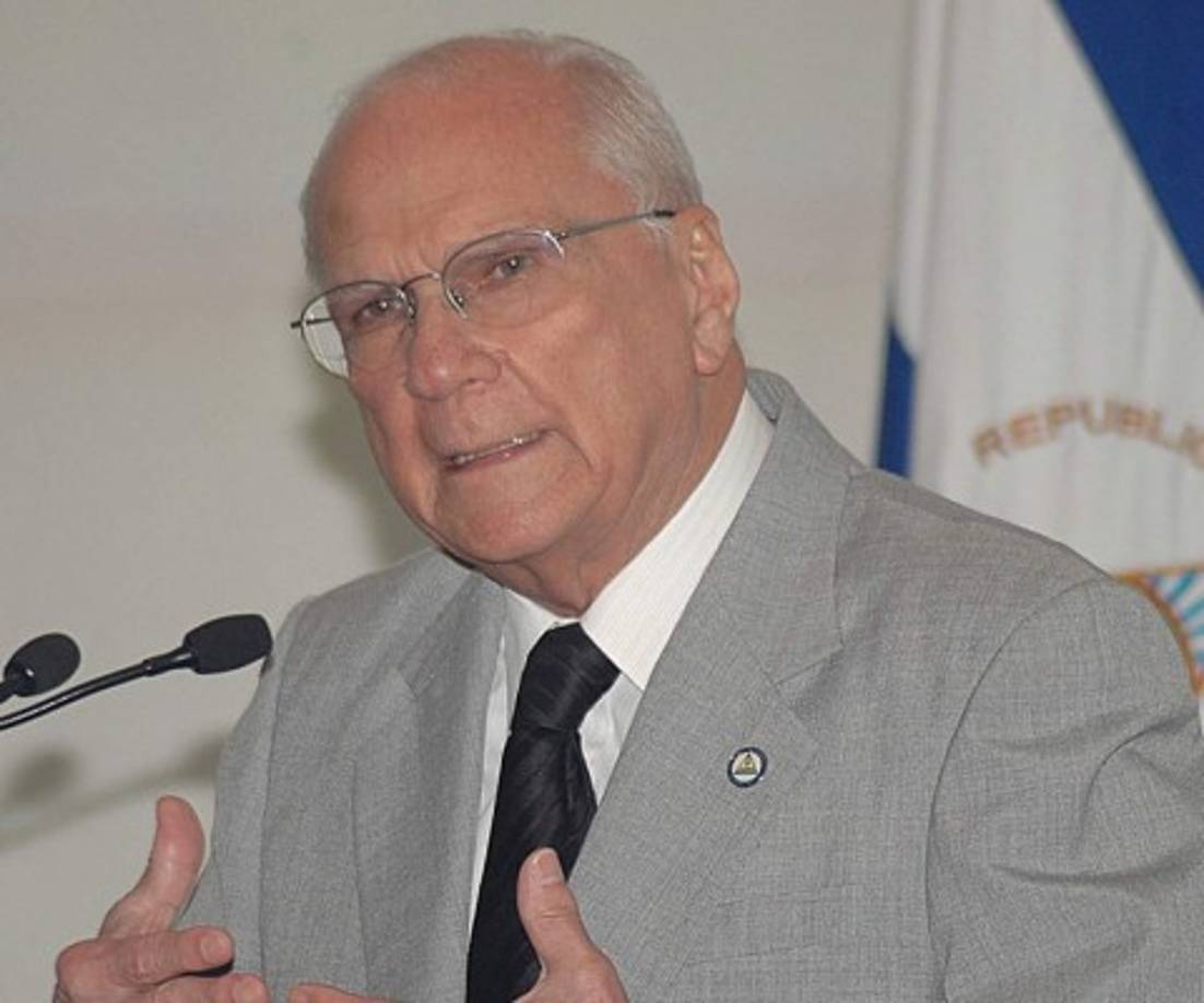 Enrique Bolaños Geyer nació en Masaya, Nicaragua, el 13 de mayo de 1928.<br/><br/>Enrique Bolaños (presidencia 2002-2007) fue acusado en 2010 por malversación de fondos. En apariencia, entre enero y julio de 2005 el ex presidente Bolaños autorizó la compra de regalos para bautizos bodas y cumpleaños con dinero que no estaba destinado para ese fin, sino para promover el turismo y la industria en el país.