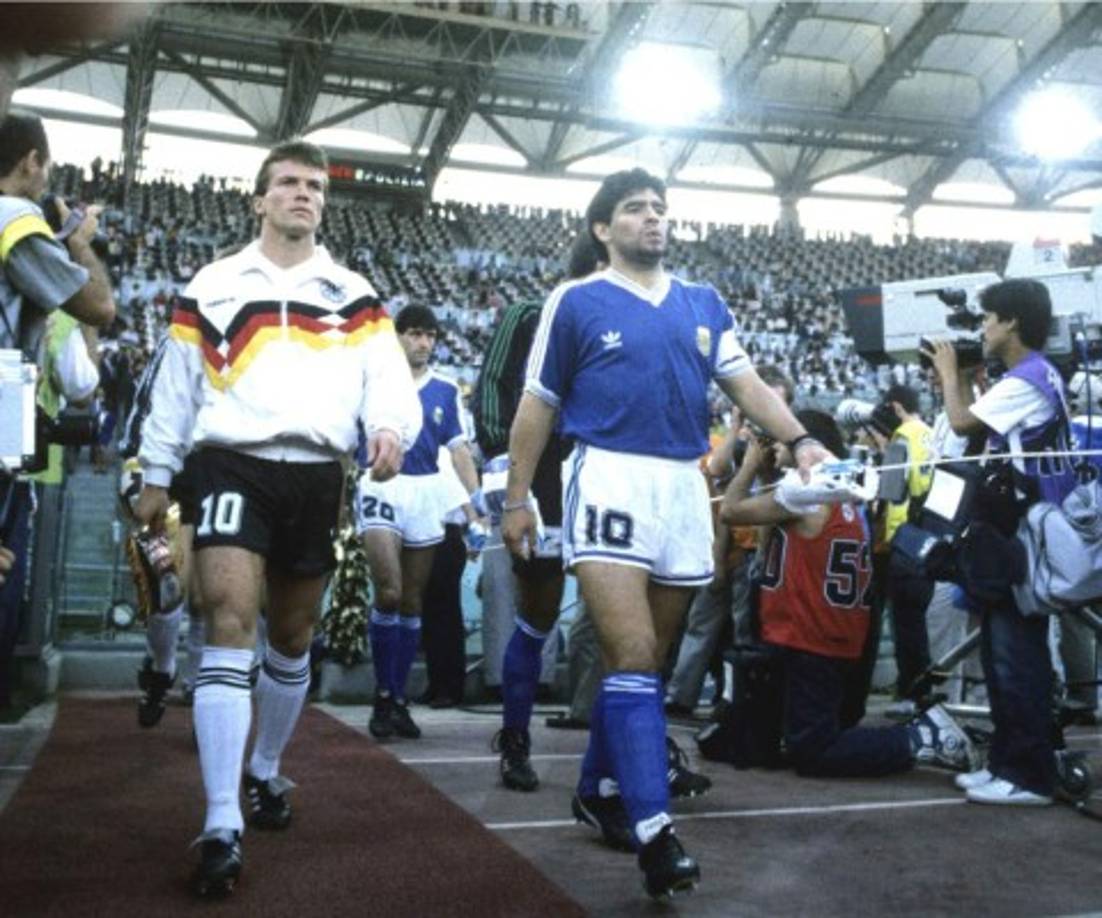 En la Gran Final del Mundial de Italia 1990, ingresando al césped con el capitán alemán Lothar Matthaeus.
