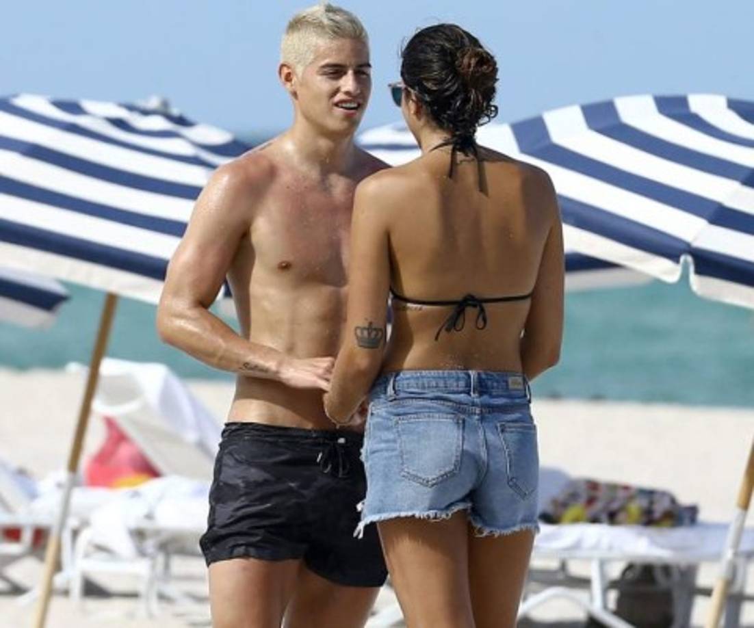 Naples (Italy), 17/03/2019.- Napoli's goalkeeper David Ospina (L) receives medical assistance as he leaves the pitch on a vehicle after being injured during the Italian Serie A soccer match between SSC Napoli and Udinese Calcio at the San Paolo stadium in Naples, Italy, 17 March 2019. (Italia, Nápoles) EFE/EPA/CESARE ABBATE