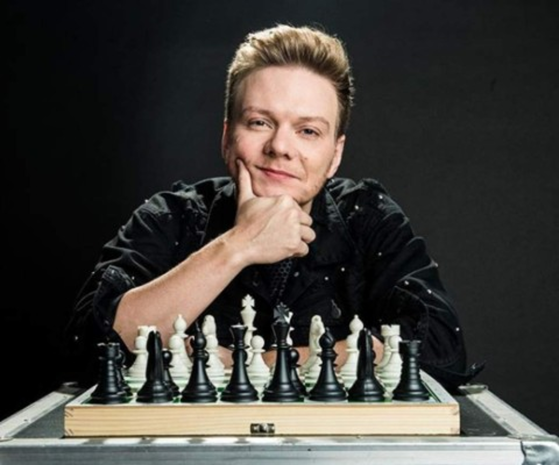 Es un amante al ajedrez.