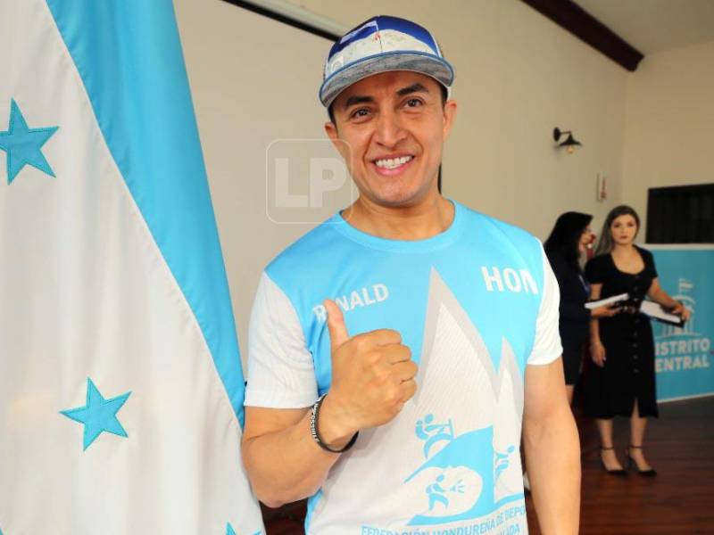 Ronald Quintero fue homenajeado en Tegucigalpa.