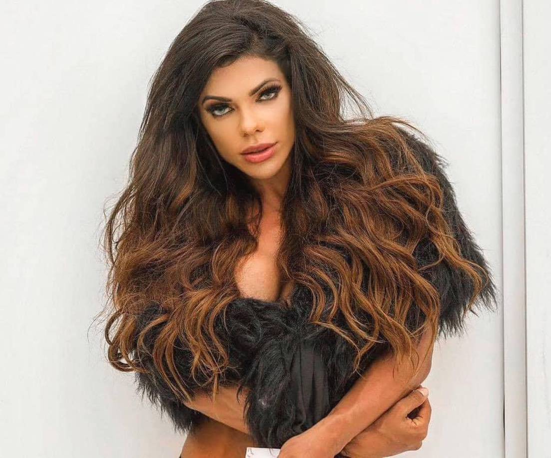 Con más de 30.000 seguidores en Instagram, Suzy Cortés ha ganado notoriedad y fama en Brasil, su país natal, gracias a su exuberante físico. 