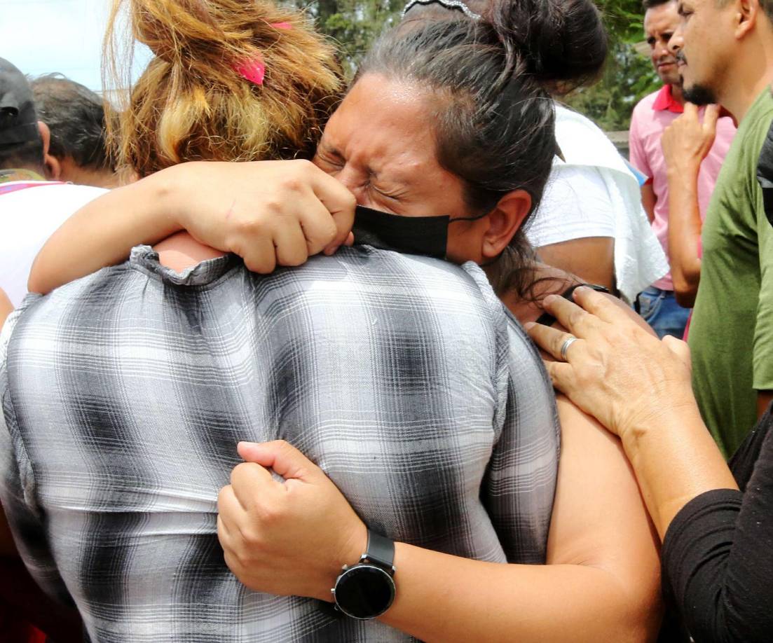 Wendy (nombre ficticio), de 32 años, también recuerda aquellos “momentos horribles”. Las atacantes llamaban por su nombre a las reclusas que buscaban, abrían las puertas de las celdas a punta de bala y con herramientas: “Disparaban a diestra y siniestra”, contó.