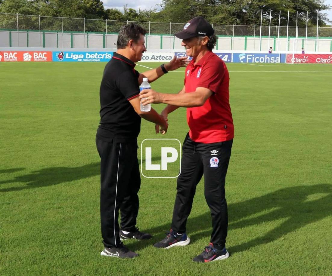 PEdro Troglio saludando de manera muy amigable al entrenador de la Real Sociedad, Mauro Reyes.