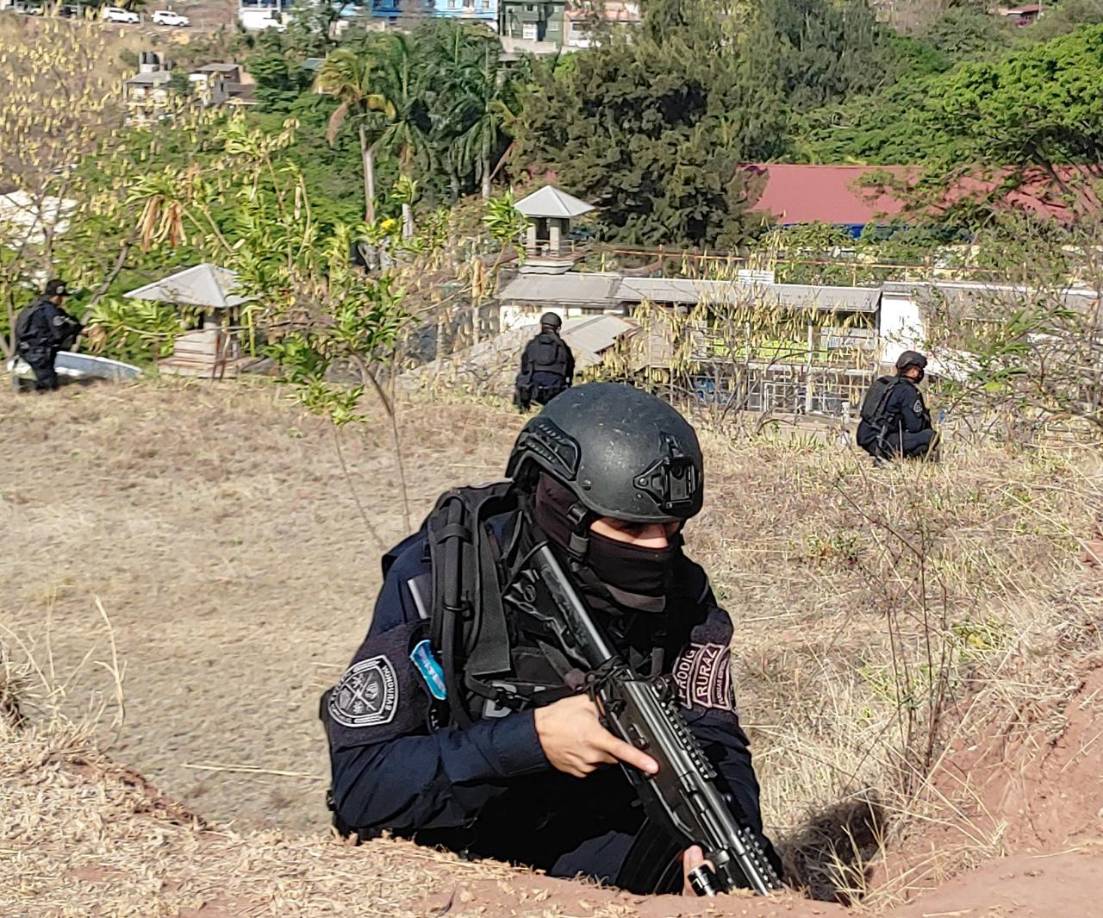 Se prevé que pasado el mediodía, el exmandatario hondureño aborde un avión de la DEA que lo trasladará hasta Nueva York, Estados Unidos. Fotografías: Policía Nacional / Redes Sociales