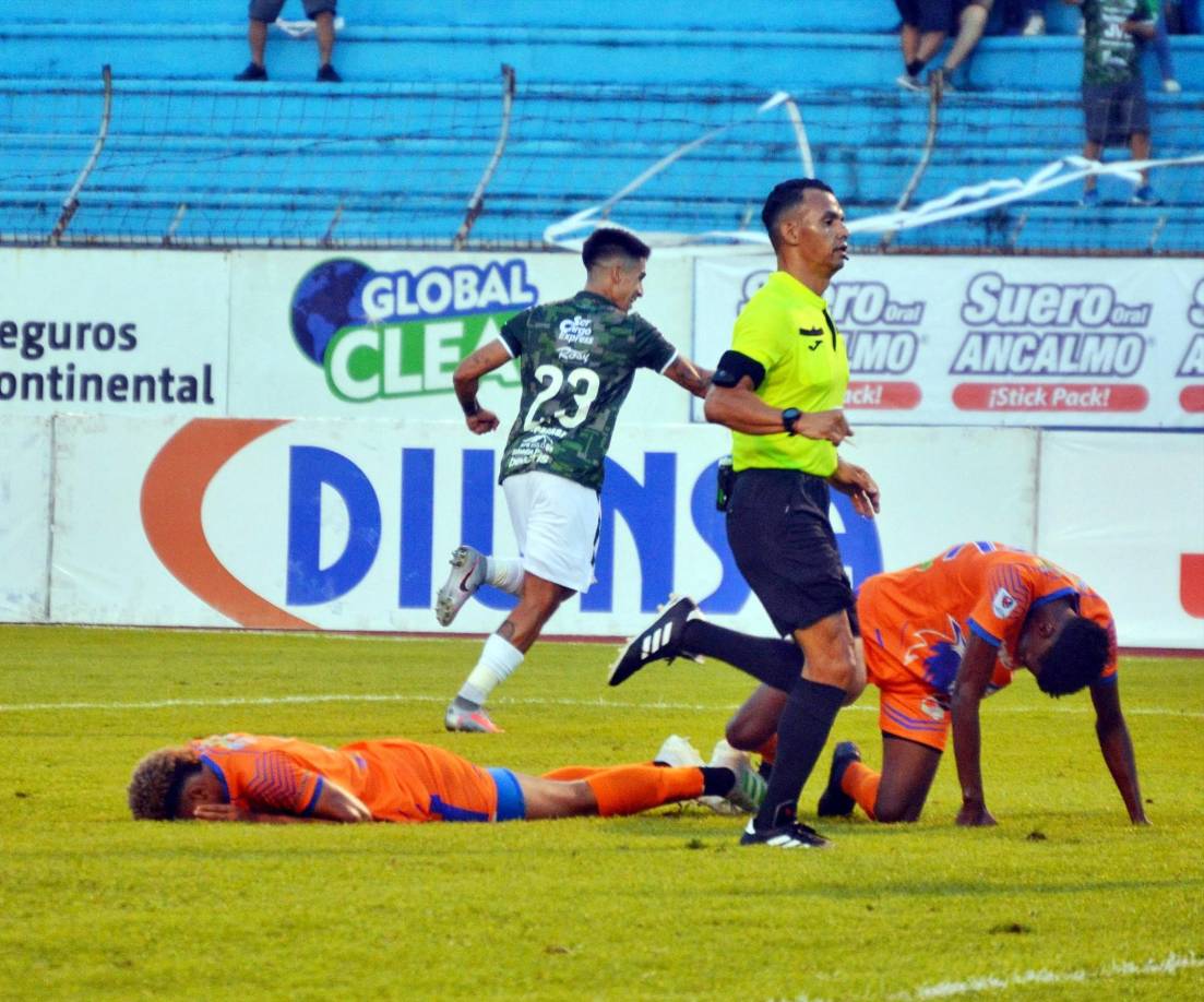 Juan Vieyra corriendo a celebrar su segundo gol del partido.
