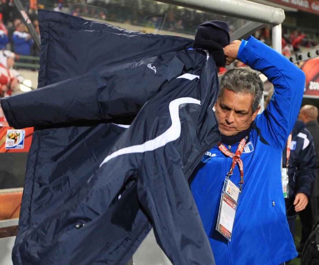 Fanático de la música - El técnico, de 60 años y nacido en Cali el 16 de abril de 1957, le gusta mucho el vallenato y tomó clases de acordeón en su paso por Honduras con un compatriota suyo.