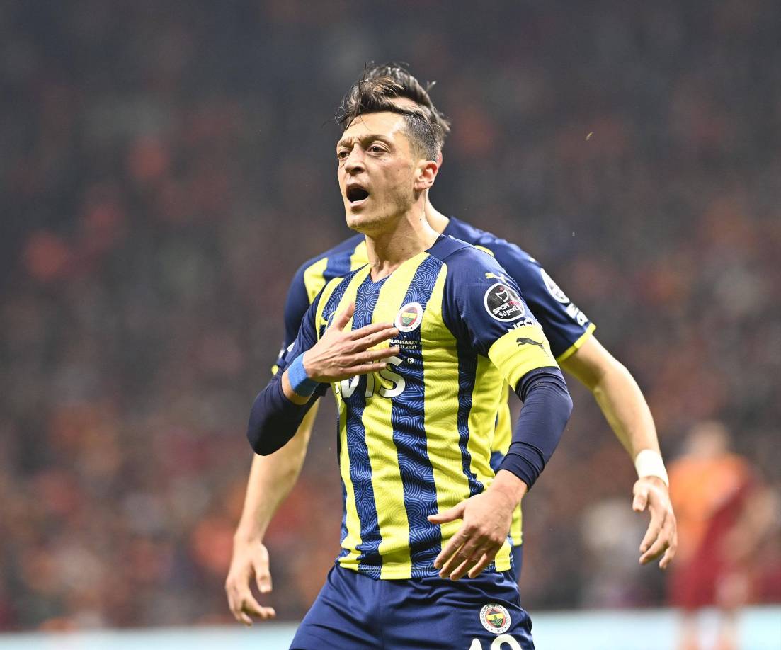 OFICIAL: Mesut Özil llegó al Fenerbahçe como una gran estrella y se marcha por la puerta de atrás. Los ‘canarios amarillos’ y el ex del Real Madrid han rescindido el contrato que les unía de mutuo acuerdo. Fue apartado de la disciplina del club turco el pasado 24 de marzo después de una discusión con su ya exentrenador Ismail Kartal.