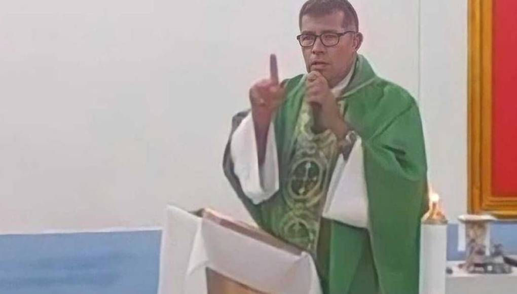 Amonestan a sacerdote que insultó a miembros de la comunidad LGTB+