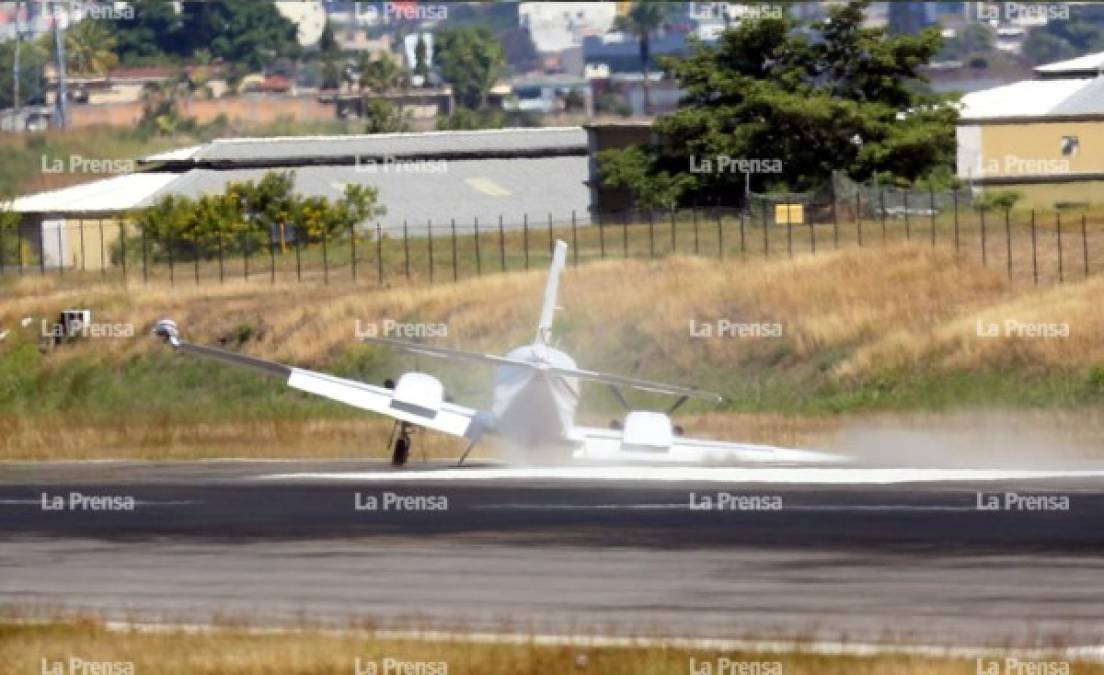 El avión luego se dirigió a una de las áreas verdes de la orilla de la pista donde finalmente se detuvo.