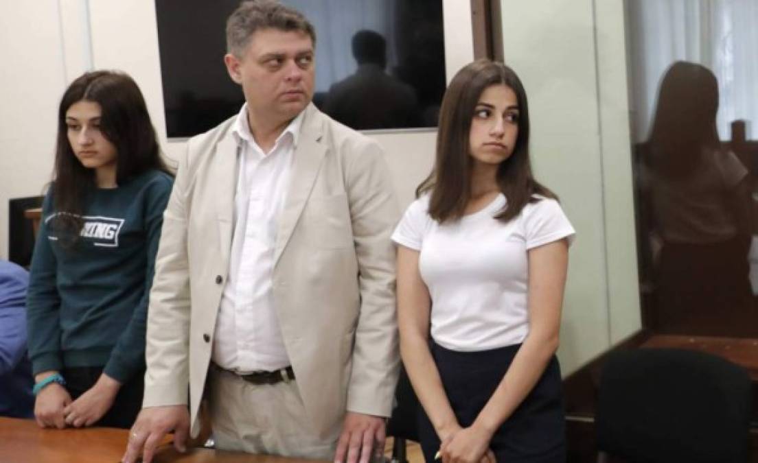 En mensajes de texto obtenidos del teléfono de su padre y publicadas en Facebook por Liptser, Mikhail Khachaturyan parecía haber amenazado con matarlas y abusar sexualmente de ellas y de su madre.<br/>